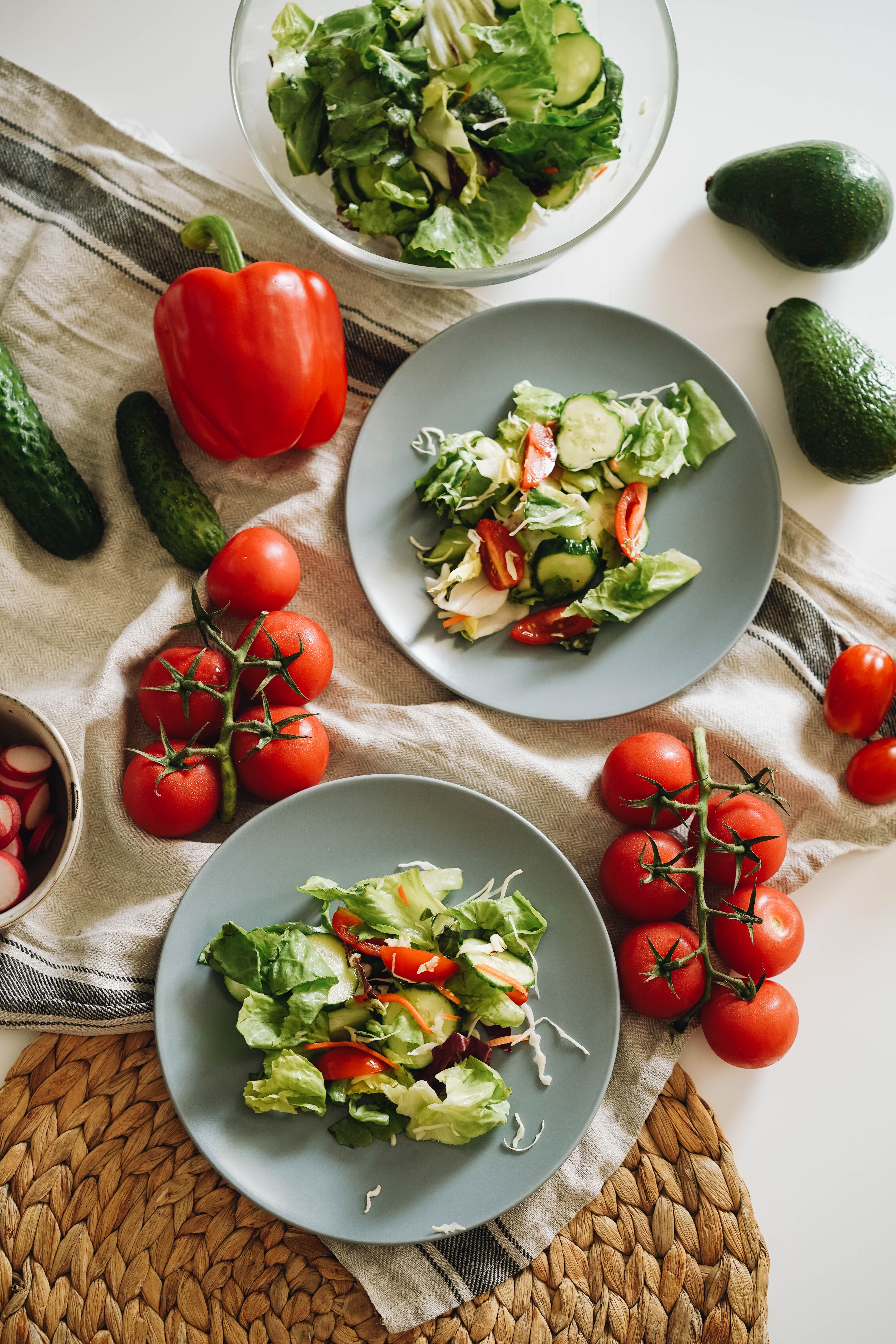 Zwei Salatteller mit verschiedenem Gemüse wie: Gurke, Möhren, Tomate, Paprika, Eisbergsalat.

Drumherum ist Gemüse verteilt. (Tomaten, Paprika, Gurken, Avocados)

#zcatering #caterer #berlin #kitacaterer #schulcaterer #regional #qualitativ #gesund #biocaterer #Mittagessen #Ernährung #ausgewogeneErnährung #Berlinmitte #BerlinerFamilienunternehmen