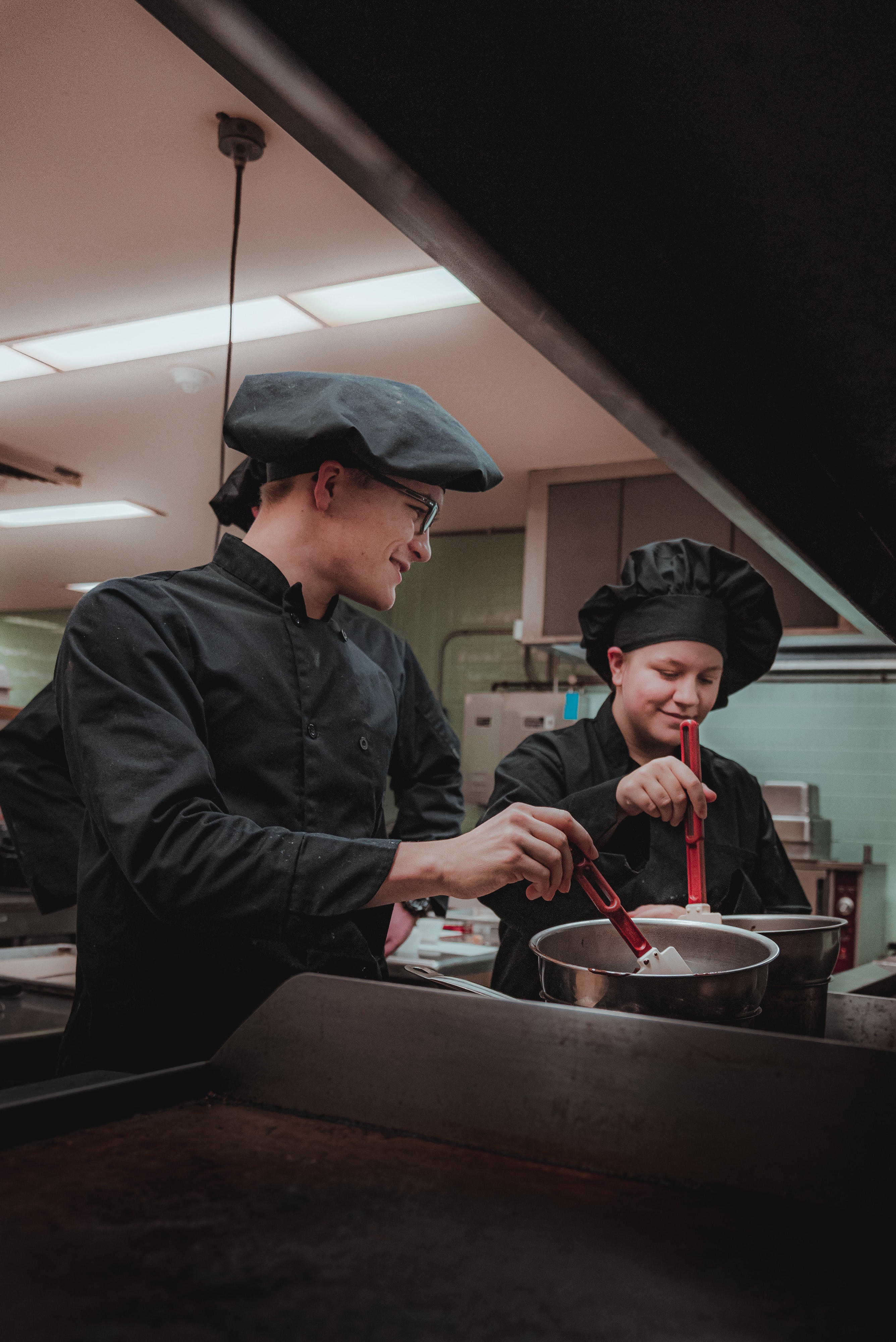 Zwei Männer kochen ein Gericht in einer Küche. Dies soll die Schüler der Z-Akademie beim üben zeigen.
#zcatering #caterer #berlin #kitacaterer #schulcaterer #regional #qualitativ #gesund #biocaterer #Mittagessen #Ernährung #berlinmitte #sommer #schulung #weiterbildung