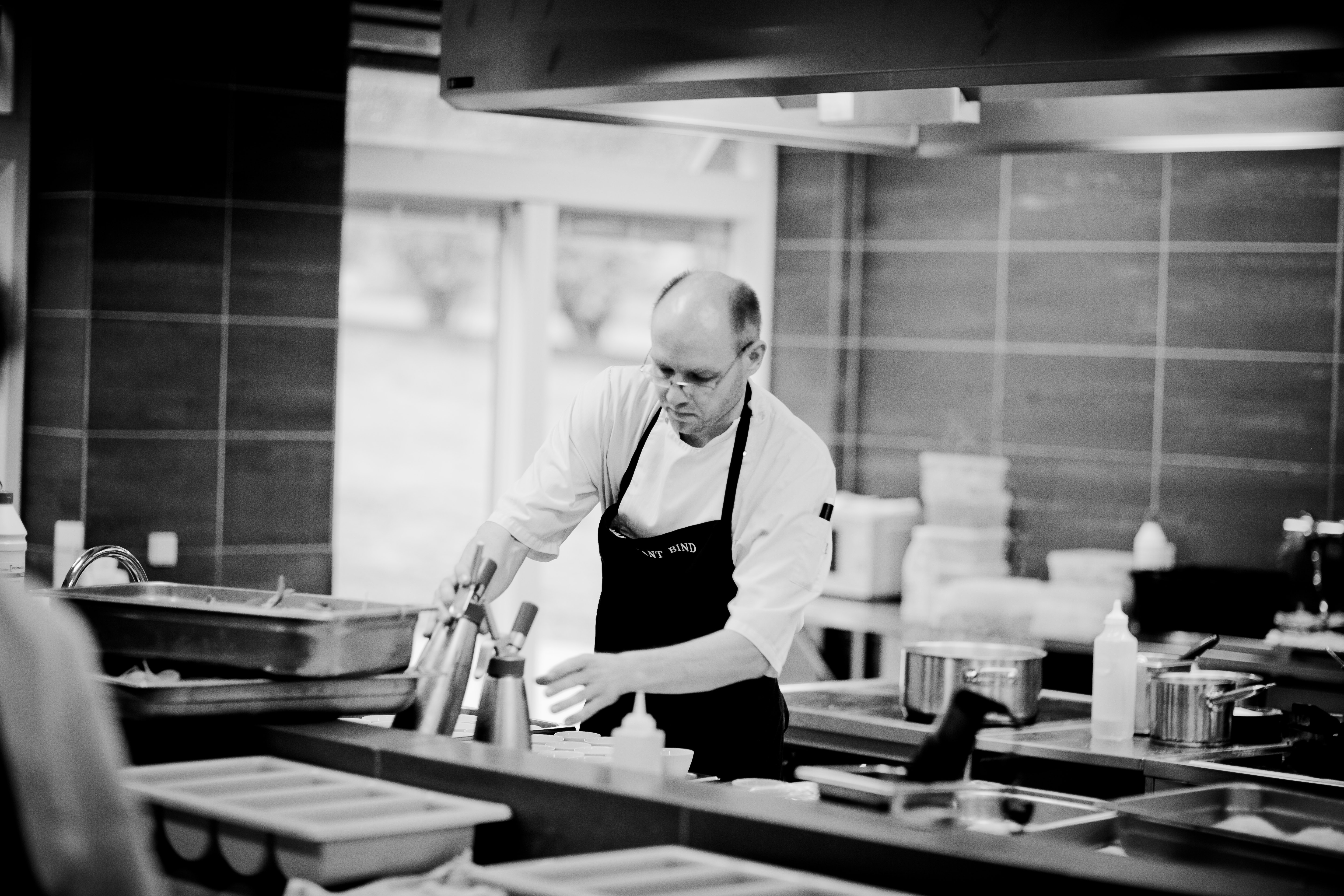 Ein Mann bereitet Essen in einer Küche zu. Dies soll die Schüler von Z-Catering bei der Z-Akademie zeigen.
#zcatering #caterer #berlin #kitacaterer #schulcaterer #regional #qualitativ #gesund #biocaterer #Mittagessen #Ernährung #berlinmitte #sommer #schulung #weiterbildung