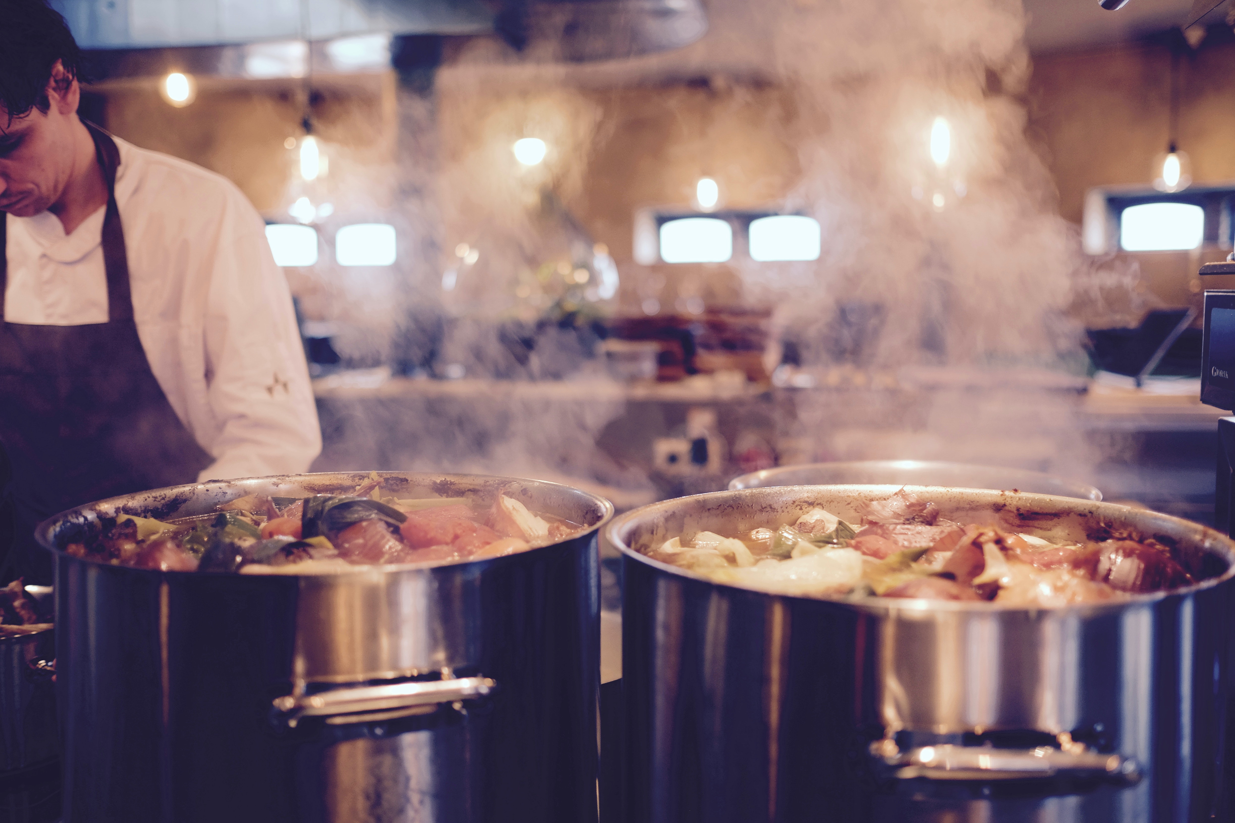 Essen kocht in zwei großen Töpfen. Dies soll die Zubereitung
in einer Z-Catering Küche zeigen.
#zcatering #caterer #berlin #kitacaterer #schulcaterer #regional #qualitativ #gesund #biocaterer #Mittagessen #Ernährung #berlinmitte #sommer #schulung #weiterbildung