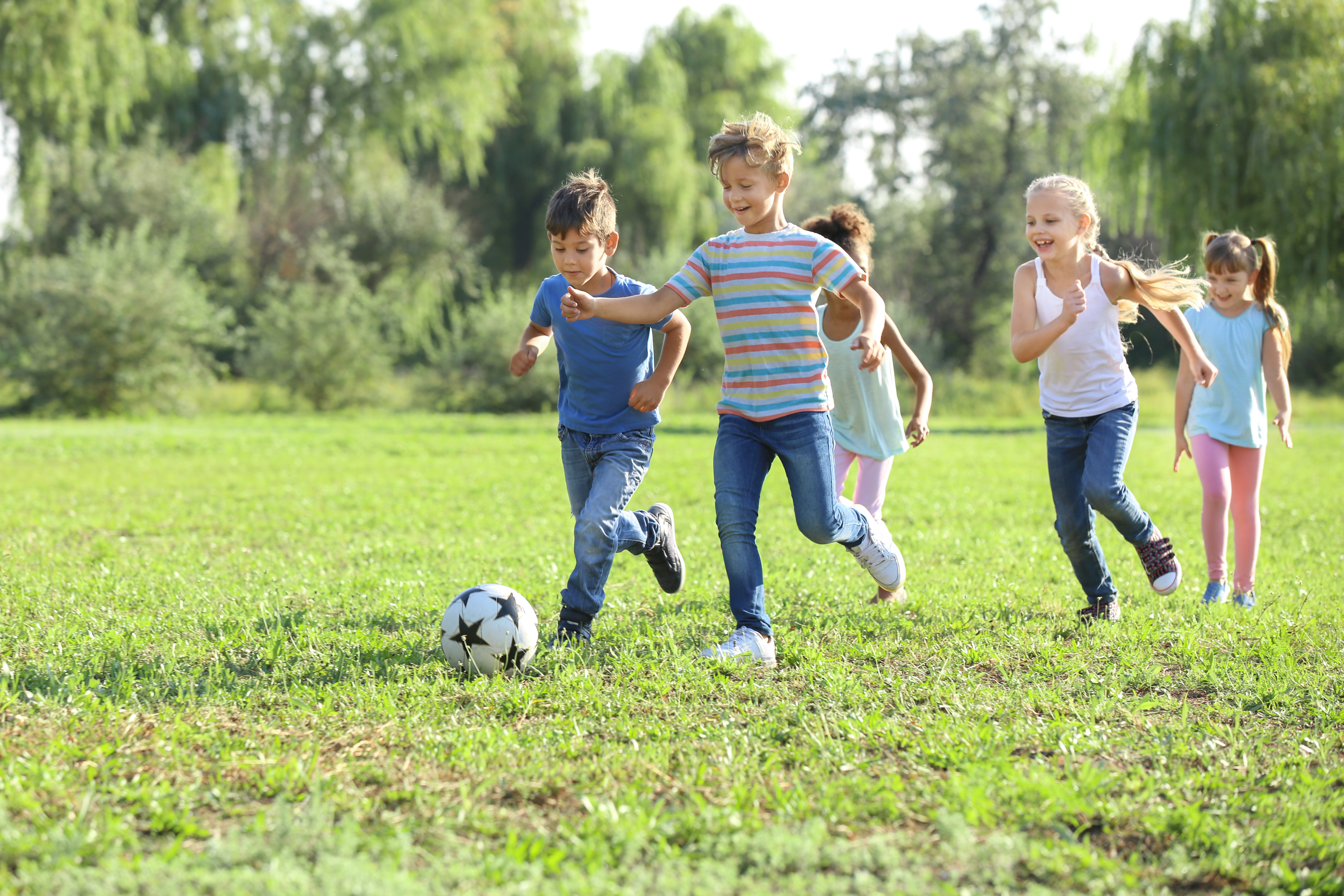 Die Kinder spielen mit Energie Fußball, welche die gesunde Ernährung von Z-Catering liefert.



 #zcatering #caterer #berlin #kitacaterer #schulcaterer #regional #qualitativ #gesund #biocaterer #Mittagessen #Ernährung #berlinmitte #Sport #Sommer #Events #Fußball 