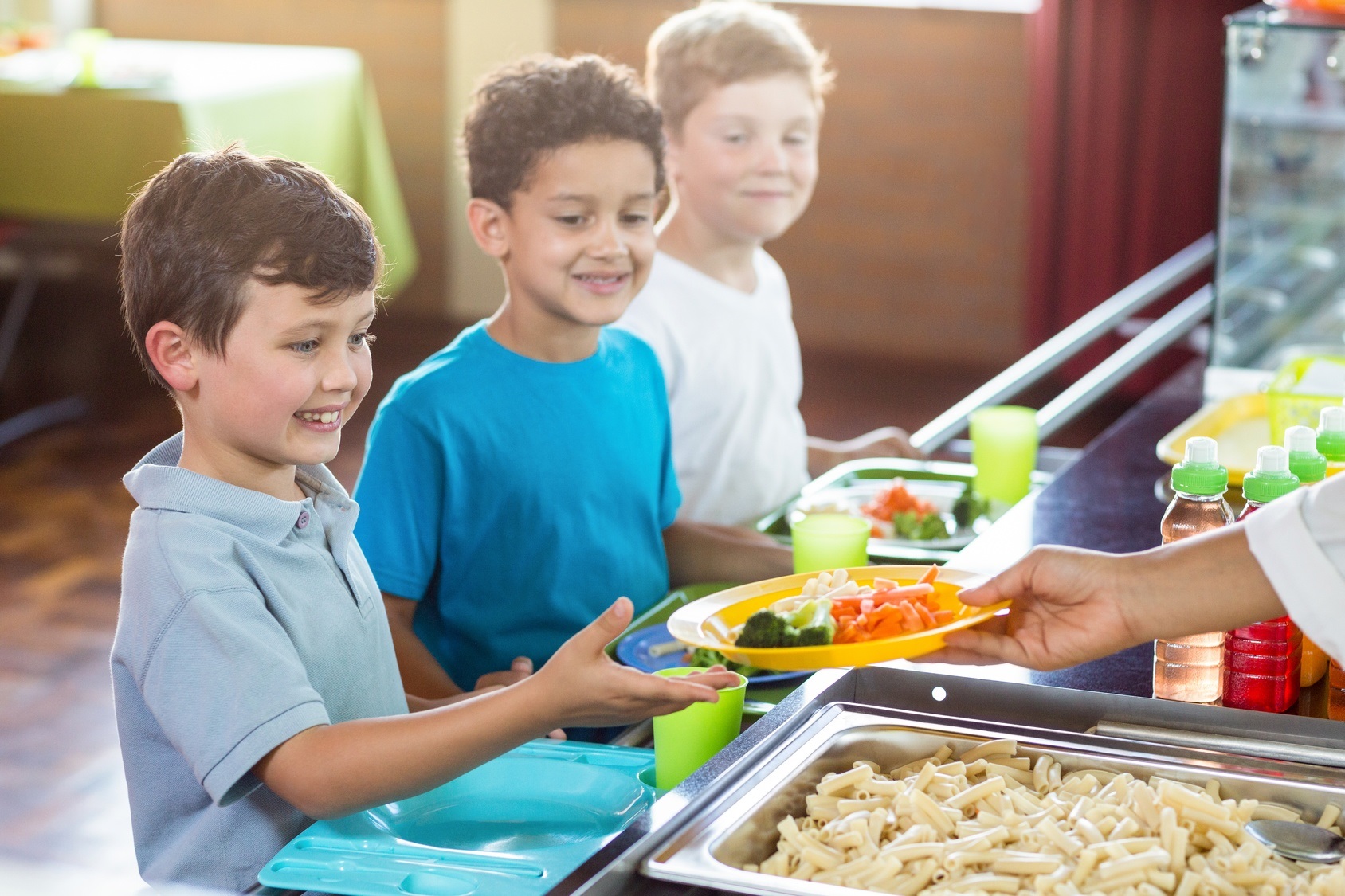 Kinder bekommen Essen in der Kantine.

 #zcatering #caterer #berlin #kitacaterer #schulcaterer #regional #qualitativ #gesund #biocaterer #Mittagessen #Ernährung #berlinmitte #Schule #Schulbeginn #Kinder #Schüler #Fit #lernen #Schuljahr #Mittag #Mittagspause #Freunde #Einschulung