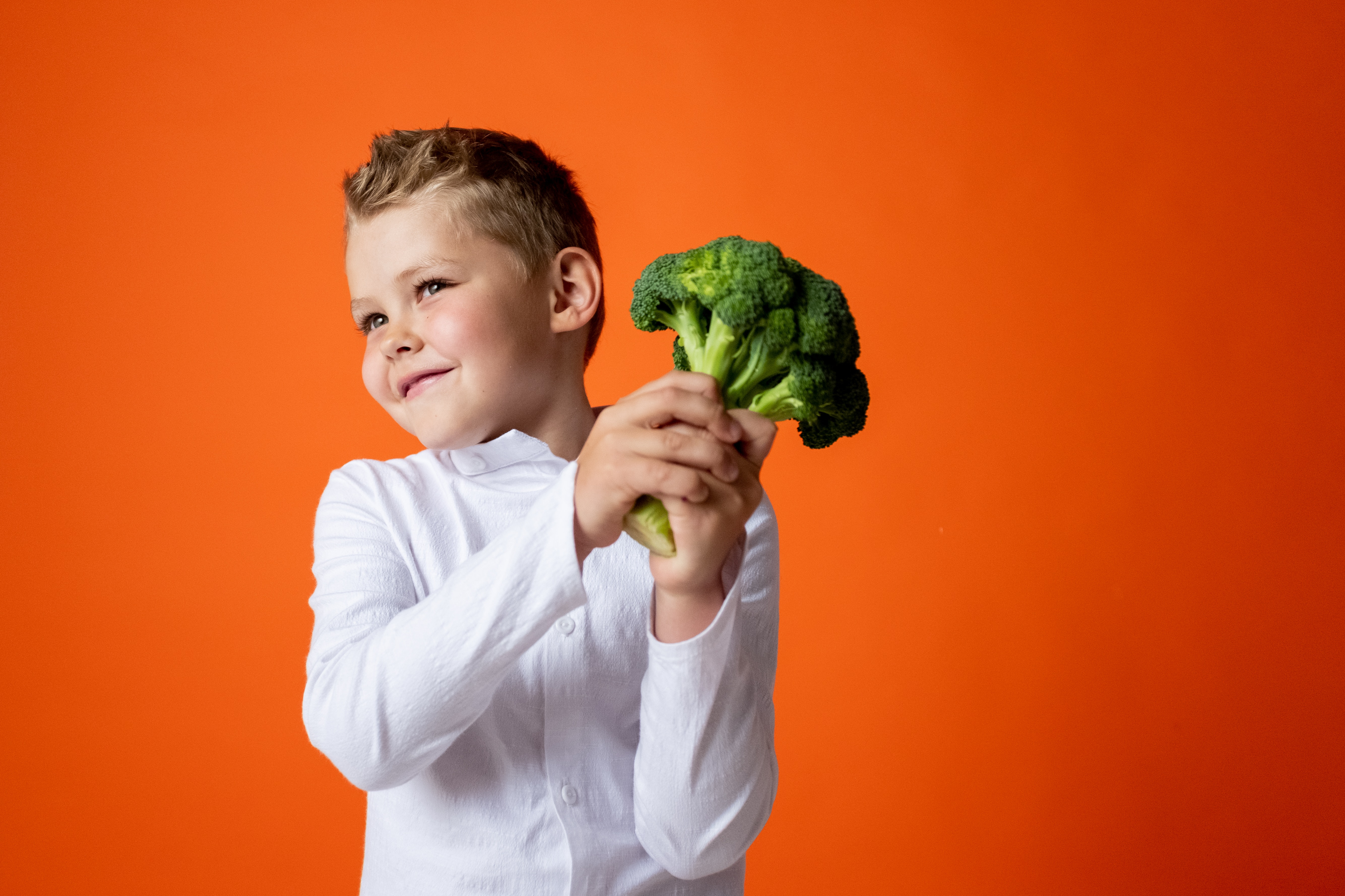 Das Bild zeigt einen glücklichen und gesunden Schüler. Das Bild zeigt einen glücklichen und gesunden Schüler, welcher seine Kraft von dem reichhaltigen Essen bekommt.
#zcatering #caterer #berlin #kitacaterer #schulcaterer #regional #qualitativ #gesund #biocaterer #Mittagessen #Ernährung #berlinmitte #Schule #Schulbeginn #Kinder #Schüler #Fit #lernen #Schuljahr #Mittag #Mittagspause #Freunde #lecker