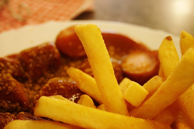 Das Bild zeigt ungesundes Fastfood, welches Kinder gerne essen. Das Bild zeigt ungesundes Fastfood, welches Kinder gerne essen.
#gesund #zcatering #essen #kinder #jugendliche #sport #bewegung #gemüse #obst #übergewicht #bunt #familie #Eltern #Vorbild #ungesund #fastfood #Ernährung #Schulessen #Catering